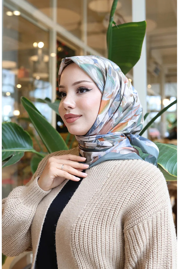 وشاح من القطن بنمط الكوزا 70335-01 رمادي كاكي