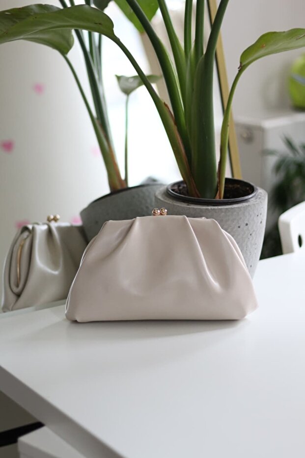 Women's Cream Burslu Pleated Chain Shoulder Bag