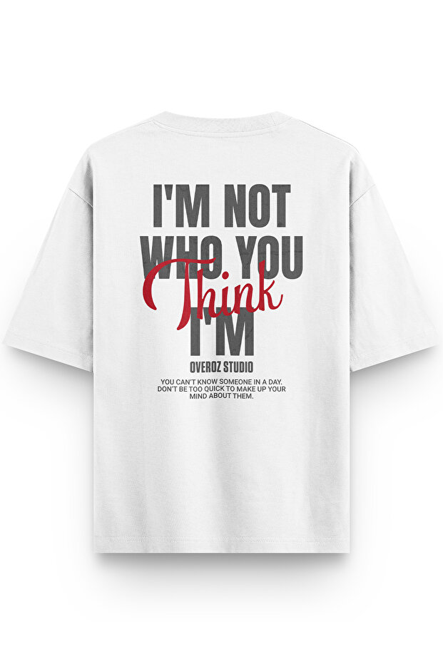 تيشيرت أبيض مطبوع على الظهر بتصميم I'm Not Who You Think، مقاس شبه كبير 1424