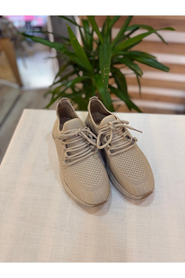 Sports shoes