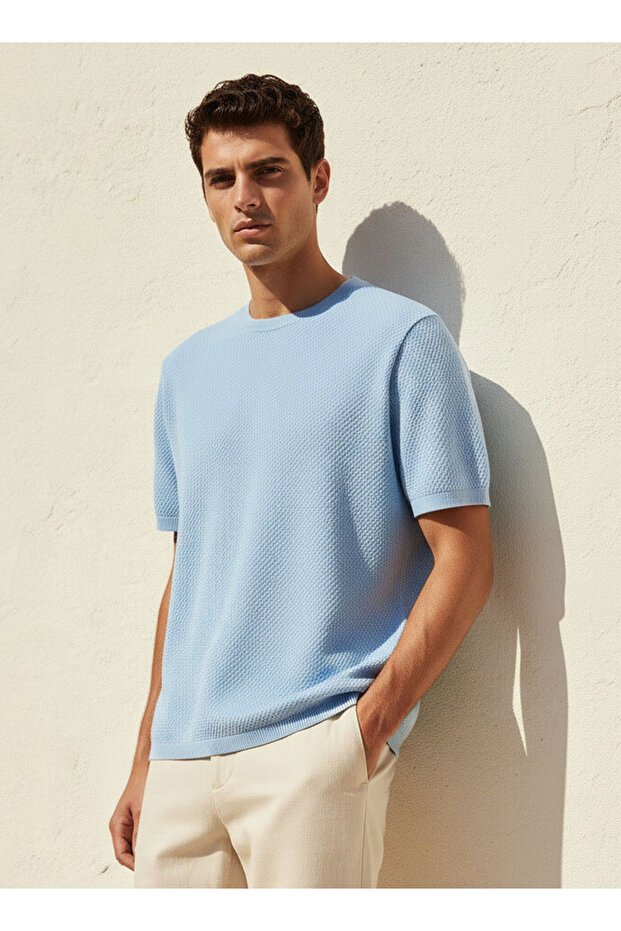 Men Regular Fit Crew Neck Short Sleeves Popcorn Textured T-shirt