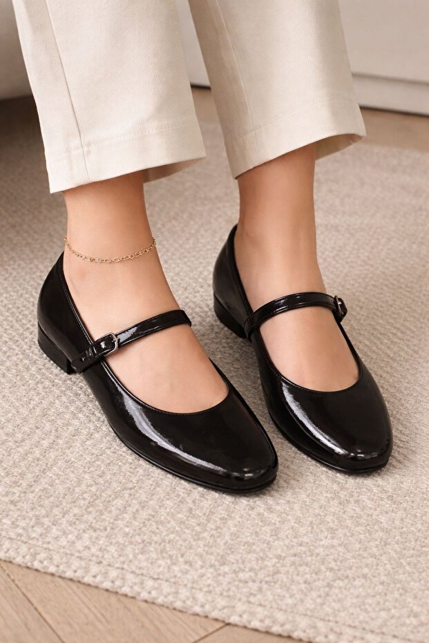 WOMEN'S DAILY SHOES