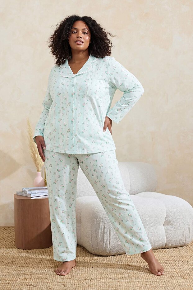 Mavi Çiçekli Yaka Biye Detaylı Büyük Beden Pijama Takımı TBBSS26AI00034
