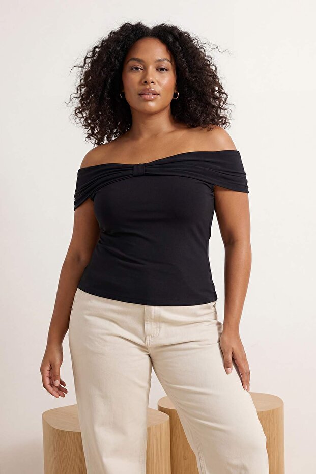Siyah Carmen Yaka Vücuda Oturan Esnek Crop Örme Madonna Yaka Bluz TBBSS26AF00084 - 1
