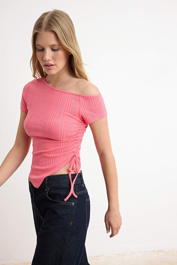 Pembe Fitted/Vücuda Oturan Asimetrik Yaka Kısa Kollu Fitilli Esnek Örme Bluz TWOSS26BZ00616 - 2
