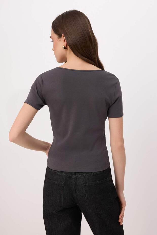 Antrasit Düz Fitted Kaçık Yaka Standart Kol Crop Pamuk Ribana Örme T-Shirt TWOSS26TS00203 - 4