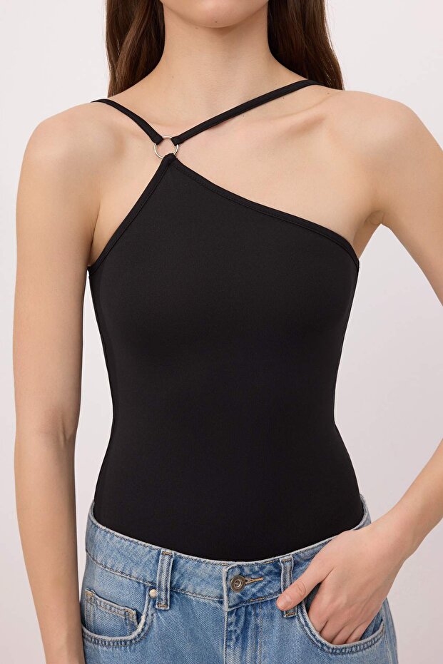 Siyah Vücuda Oturan Asimetrik Yaka İnce Askılı Kolsuz Esnek Örme Body TWOSS26BD00018 - 3