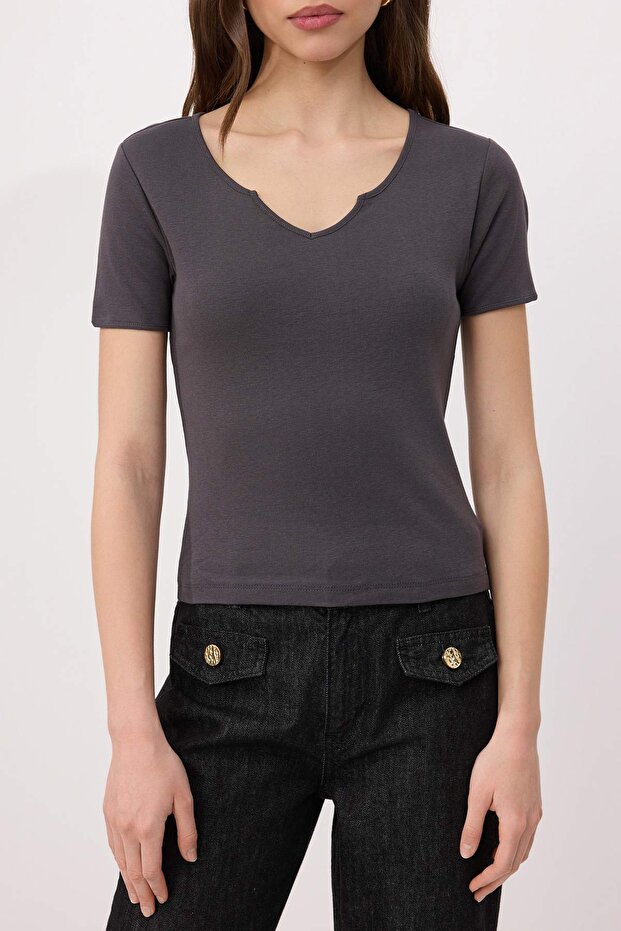 Antrasit Düz Fitted Kaçık Yaka Standart Kol Crop Pamuk Ribana Örme T-Shirt TWOSS26TS00203 - 3