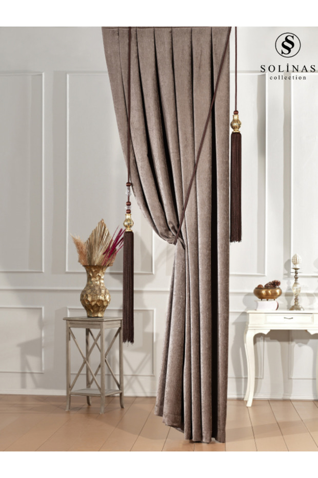 ستارة خلفية من Verona Brown مقاس 1x3 مع طيات كثيفة وإكسسوارات معلقة - ذات جناح واحد