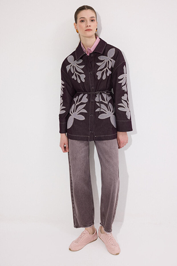 جاكيت دنيم مطرز ومزين بالتطريز مع حزام