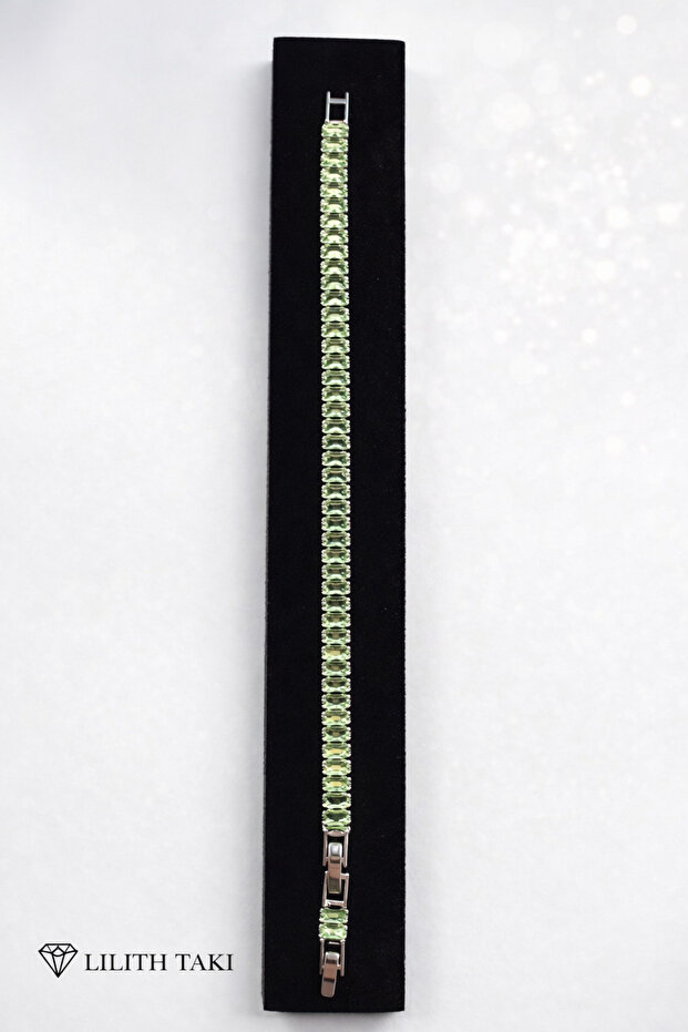 Eye-Catching Water Green Stone Bracelet – Minimal & Stylish Waterway Model