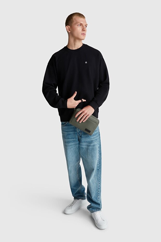 Black 100% Cotton Crew Neck Sweatshirt with Embroidered Logo on the Front Model Code: 342Zu1093100