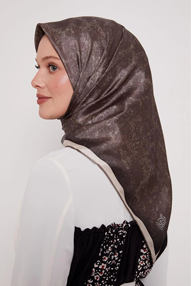 وشاح كريستال بولوت باتيك داكن من فرو المنك