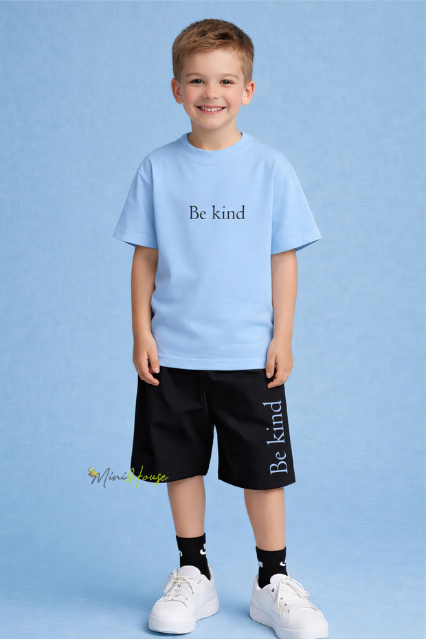 طقم تي شيرت قصير مطبوع عليه عبارة Be kind