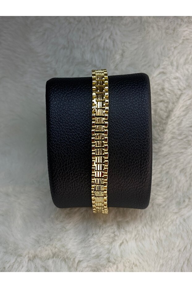 Gold Bracelet Stylish Design Adjustable, Does Not Cause Allergies or Tarnish.