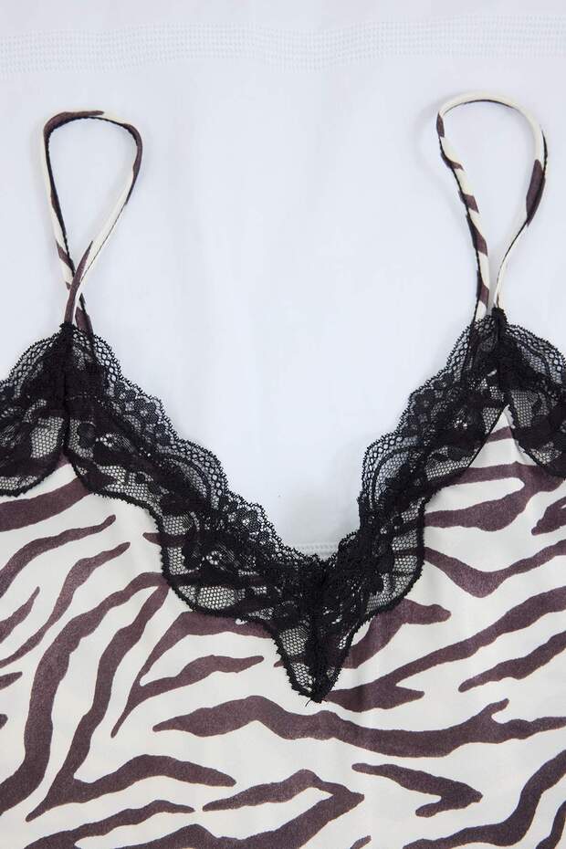 Ekru-Kahverengi Zebra Desenli Dantel Detaylı Saten Dokuma Pijama Takımı THMSS26PT00188 - 6