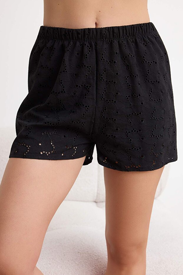 Siyah Çiçekli Astarlı Kendinden Desenli Şortlu Dokuma Pijama Takımı THMSS24PT00075 - 3