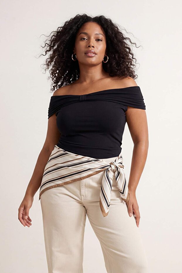 Siyah Carmen Yaka Vücuda Oturan Esnek Crop Örme Madonna Yaka Bluz TBBSS26AF00084 - 2