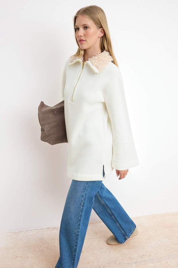Bej Yaka Detaylı Oversize İnterlok Örme Sweatshirt TCTAW26TW00004 - 1