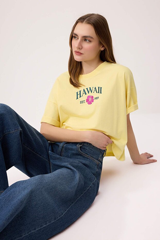 Trendyolmilla  Açık Sarı Baskılı Boxy Bisiklet Yaka Düşük Kol Kısa %100 Pamuk Örme T-Shirt TWOSS26TS00214 - Görsel 2