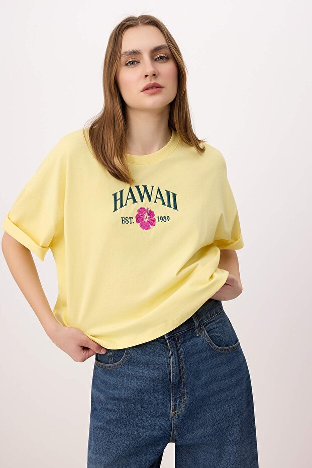 Trendyolmilla  Açık Sarı Baskılı Boxy Bisiklet Yaka Düşük Kol Kısa %100 Pamuk Örme T-Shirt TWOSS26TS00214 - Görsel 3