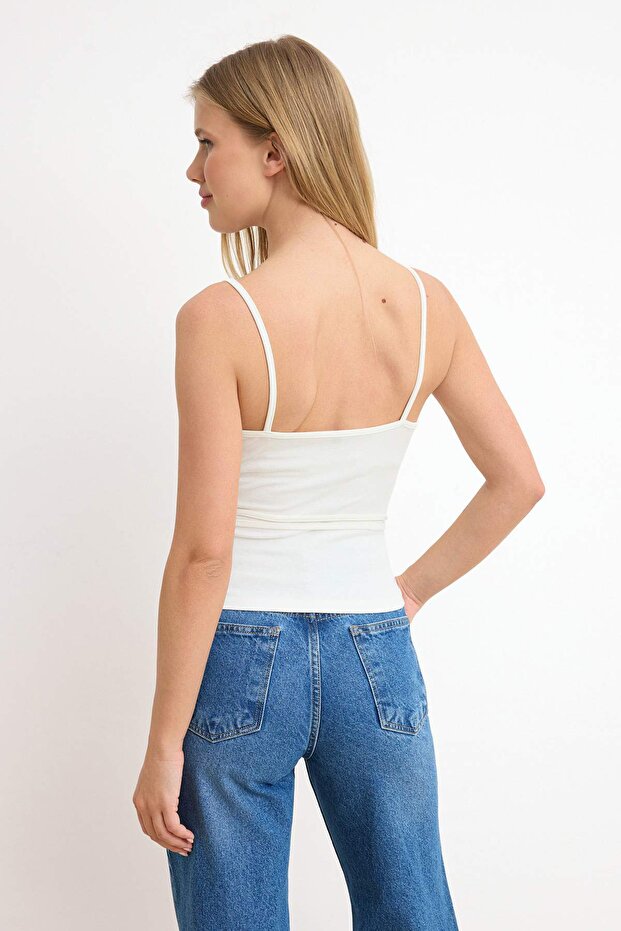 Ekru Fitted/Vücuda Oturan Havuz Yaka İnce Askılı Kolsuz Yumuşak Örme Bluz TWOSS26BZ00633 - 4