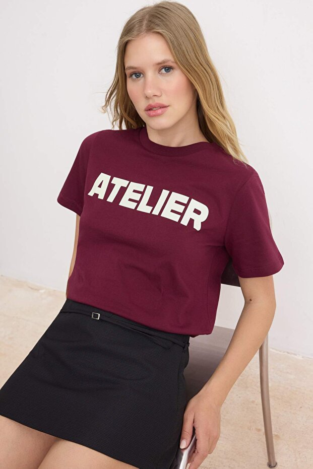 Trendyolmilla  Mürdüm Slogan Regular Bisiklet Yaka Standart Kol Kısa %100 Pamuk Örme T-Shirt TWOSS26TS00208 - Görsel 3