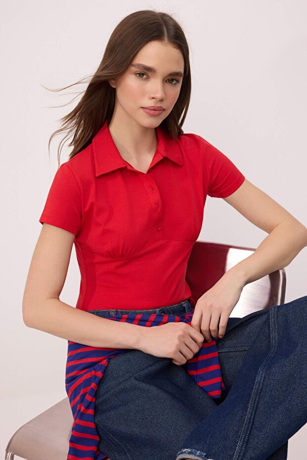 Kırmızı Fitted/Vücuda Oturan Polo Yaka Kısa Kollu Pamuklu Esnek Örme Bluz TWOSS26BZ00487