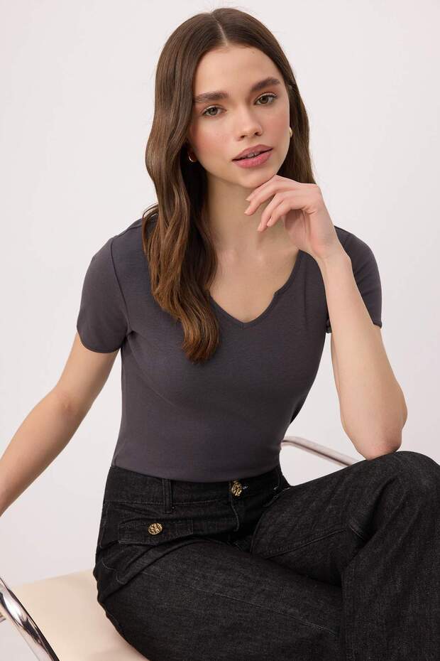 Trendyolmilla  Antrasit Düz Fitted Kaçık Yaka Standart Kol Crop Pamuk Ribana Örme T-Shirt TWOSS26TS00203 - Görsel 2