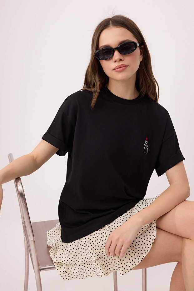 Trendyolmilla  Siyah Nakışlı/İşlemeli Oversize/Geniş Kalıp %100 Pamuk Örme T-Shirt TWOSS26TS00165 - Görsel 3