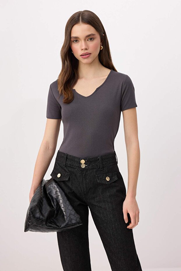 Trendyolmilla  Antrasit Düz Fitted Kaçık Yaka Standart Kol Crop Pamuk Ribana Örme T-Shirt TWOSS26TS00203 - Görsel 3