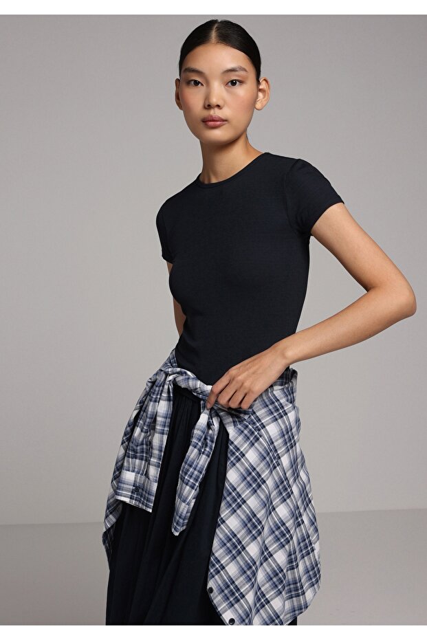 Slim Fit Round Neck Solid Women's Black Short Sleeve T-Shirt