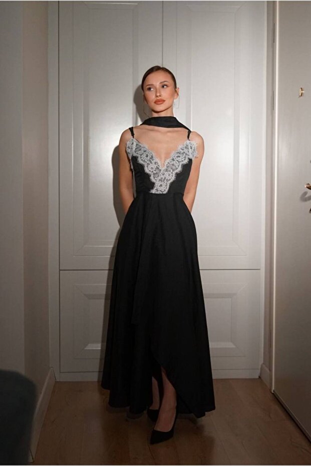 Rochie neagră de damă cu dantelă - 1