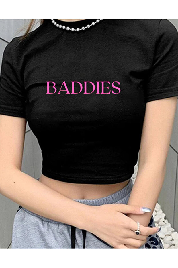 قميص قصير أسود مطبوع من Baddies