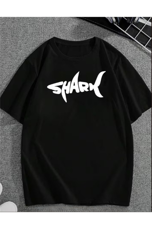 تيشيرت SHARK ذو أكمام قصيرة وياقة دائرية مطبوع عليه سمكة باللون الأسود