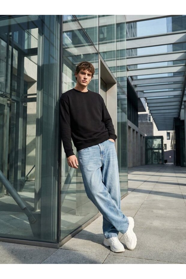 Basic Black Sweatshirt - 1