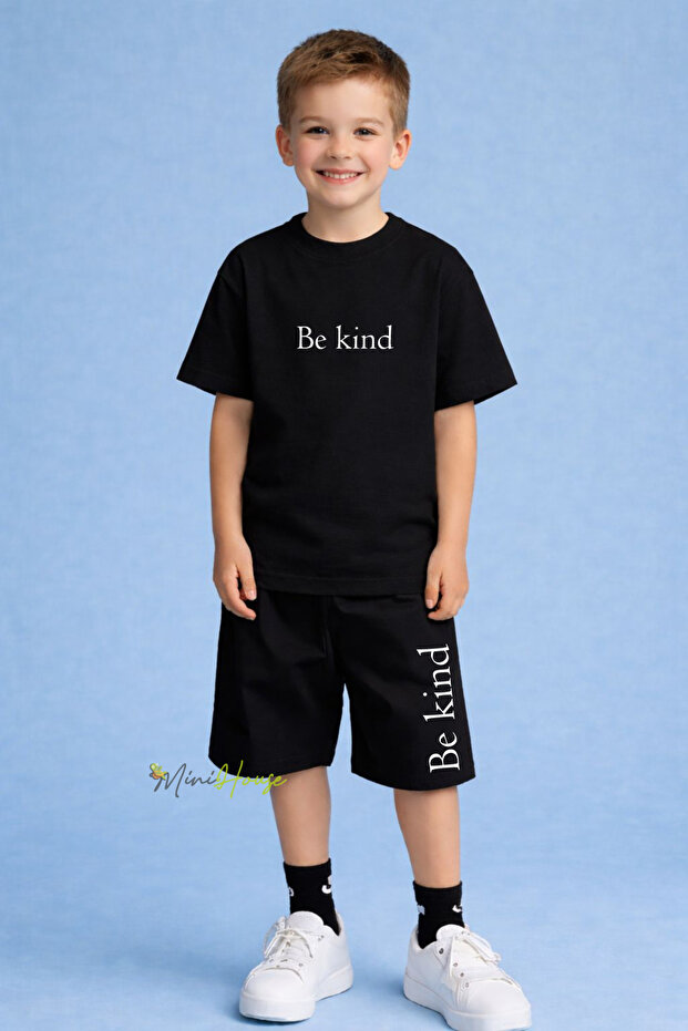 طقم تي شيرت قصير مطبوع عليه عبارة Be kind