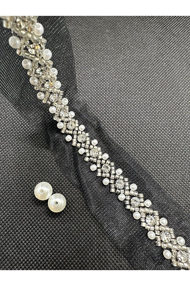كلف لولو (Pearl Trims) بتصميم هندسي راقٍ
