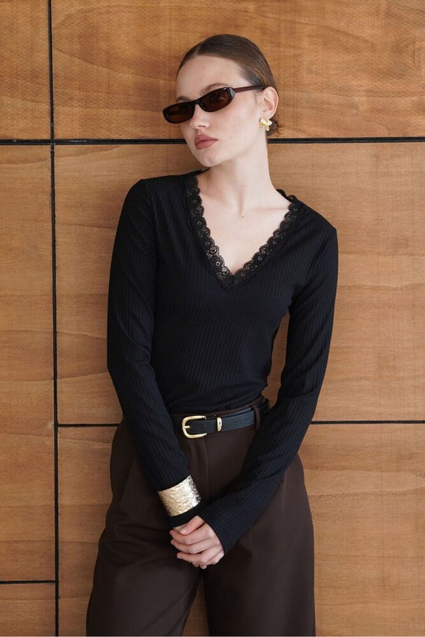 Sweatshirt with Lace Collar Detail - Black |   F2088 - Black