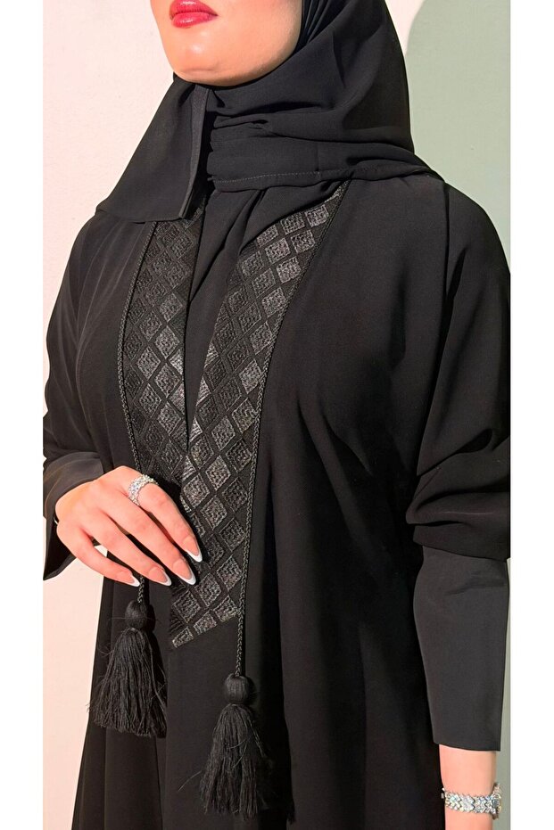 عباية بتطريز أسود