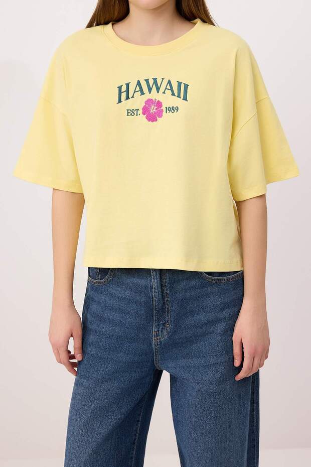 Açık Sarı Baskılı Boxy Bisiklet Yaka Düşük Kol Kısa %100 Pamuk Örme T-Shirt TWOSS26TS00214 - 3
