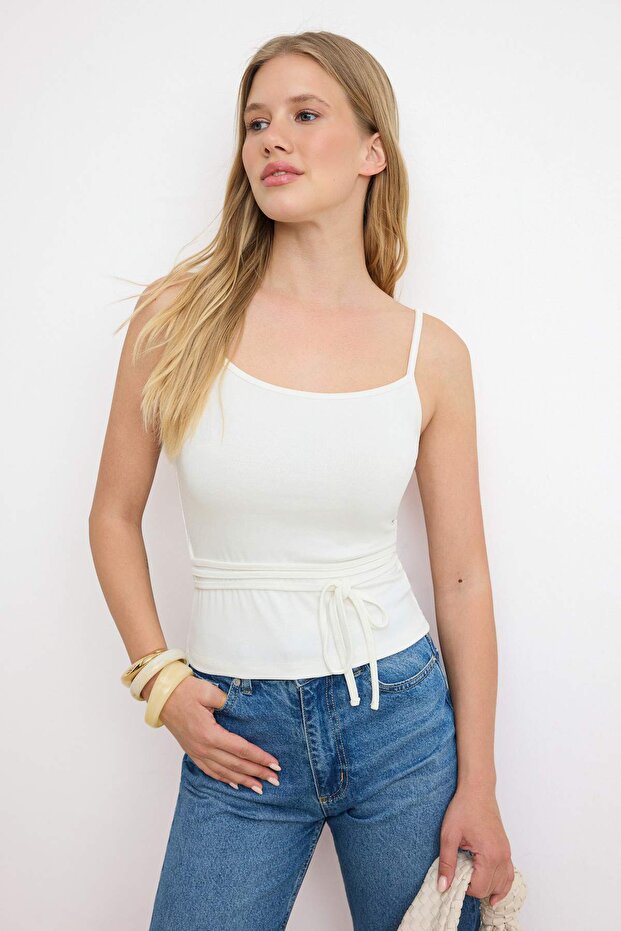 Trendyolmilla  Ekru Fitted/Vücuda Oturan Havuz Yaka İnce Askılı Kolsuz Yumuşak Örme Bluz TWOSS26BZ00633 - Görsel 3