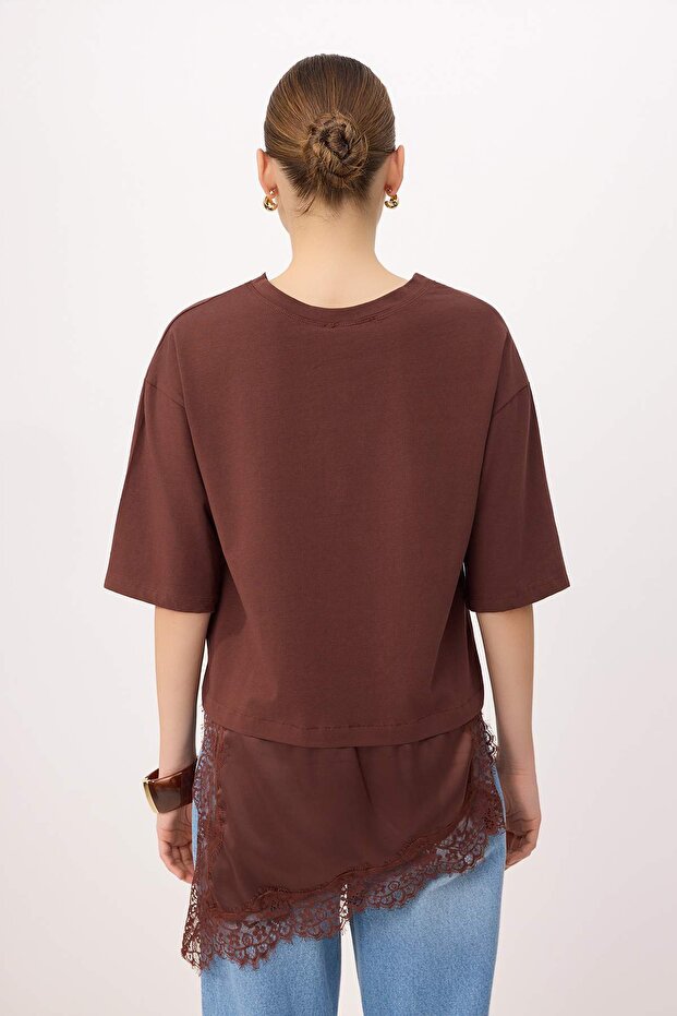 Kahverengi Oversize/Geniş Kalıp Asimetrik Dantel Detaylı %100 Pamuk Örme T-shirt TWOSS26TS00296 - 4