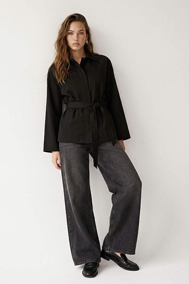 Siyah Oversize Yazlık İnce Kumaşlı Kuşaklı Kısa Trençkot TWOSS26TR00003 - 1