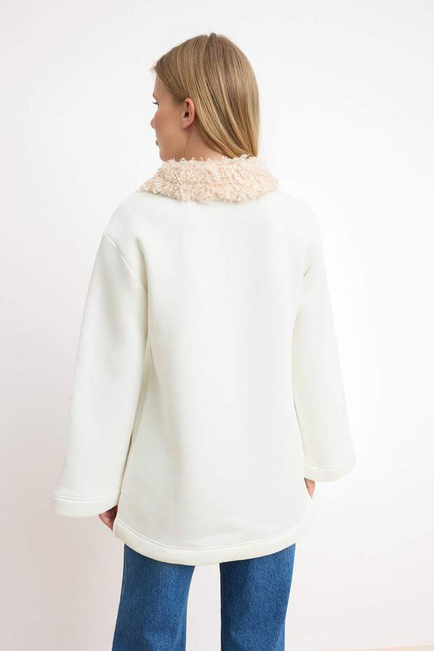 Bej Yaka Detaylı Oversize İnterlok Örme Sweatshirt TCTAW26TW00004 - 4