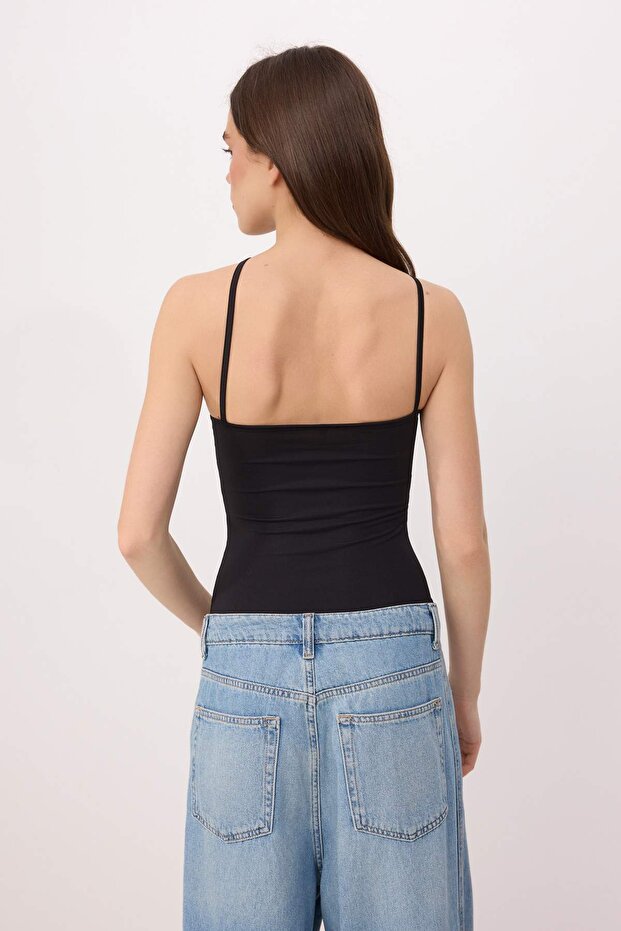 Siyah Vücuda Oturan Asimetrik Yaka İnce Askılı Kolsuz Esnek Örme Body TWOSS26BD00018 - 4