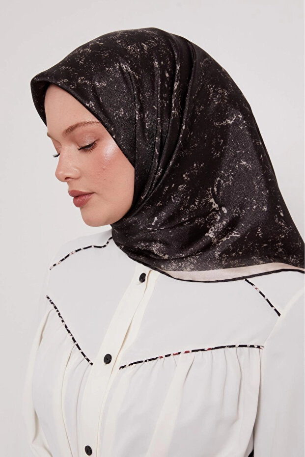 وشاح كريستال بولوت باتيك أسود