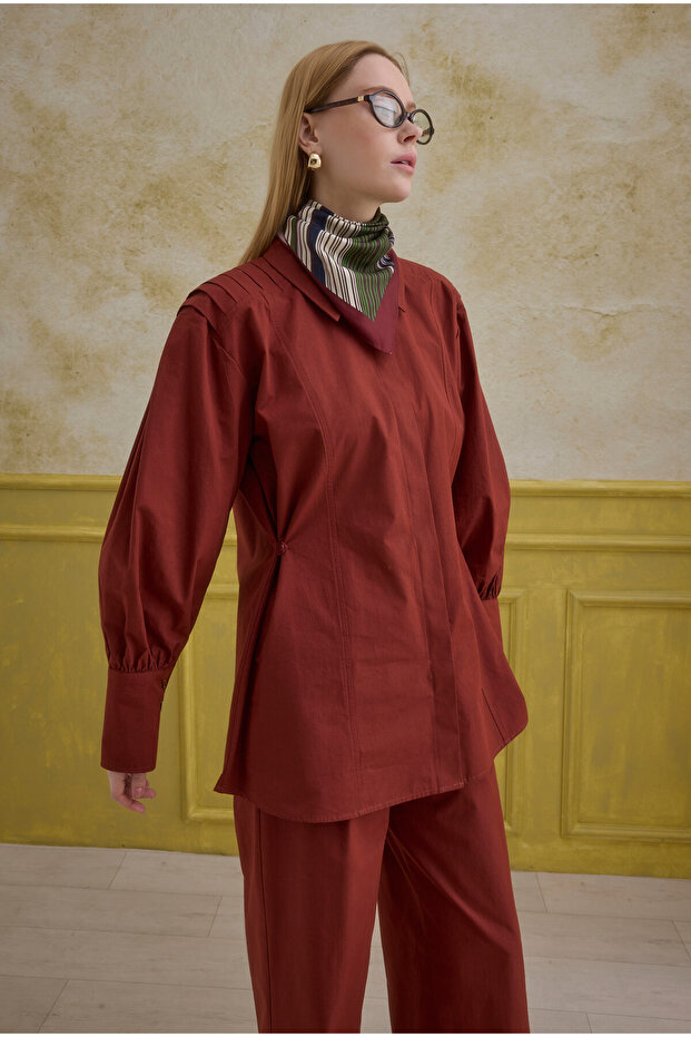 100% Cotton Shirt with Pleated Back in Burgundy