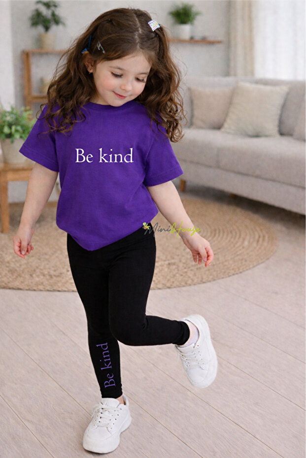 تي شيرت مطبوع عليه عبارة Be kind مع بنطلون ضيق