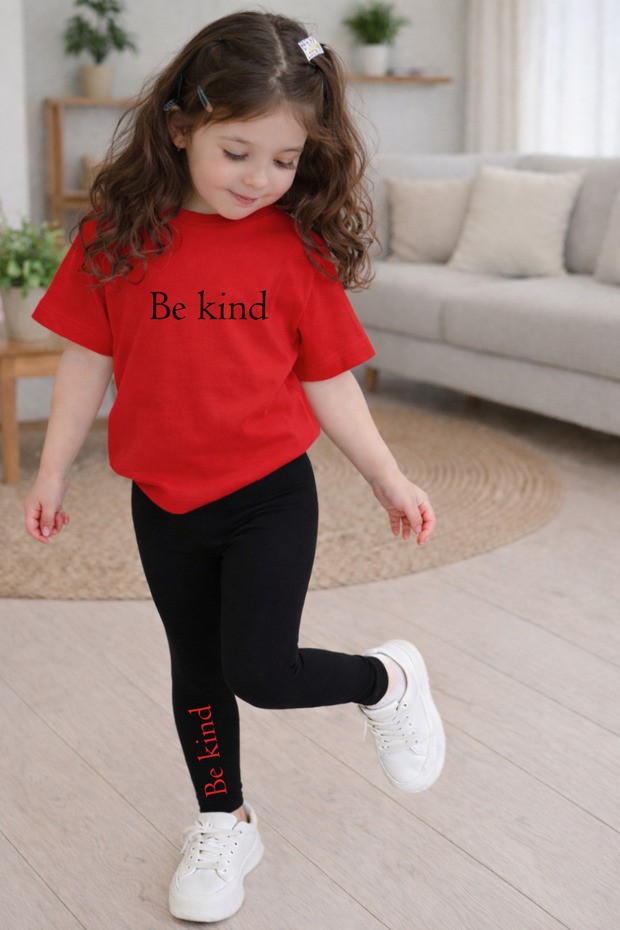 تي شيرت مطبوع عليه عبارة Be kind مع بنطلون ضيق